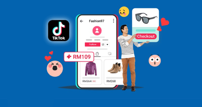 Chủ shop online chuẩn bị đơn hàng trước khi triển khai bán hàng trên TikTok Shop với sự hỗ trợ của TSP TikTok.