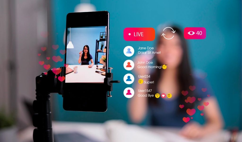 Người bán livestream giới thiệu sản phẩm trên TikTok Shop.