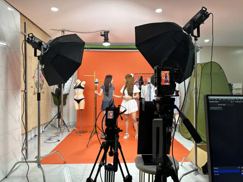 Studio livestream bán hàng TikTok với camera, ánh sáng và thiết bị chuyên nghiệp.