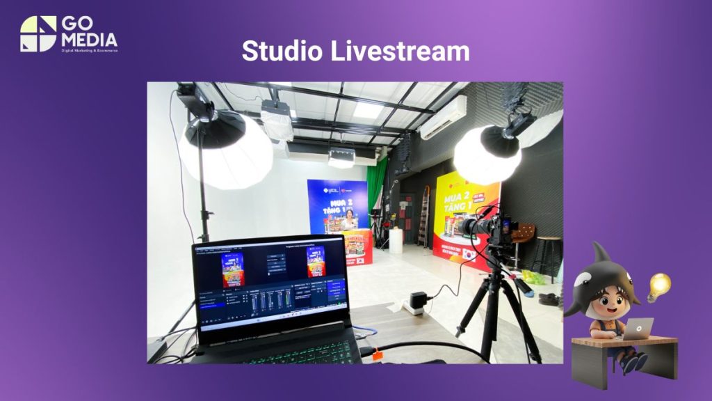 Minh họa studio livestream Đà Nẵng và sự khác biệt giữa tự setup tại cửa hàng với thuê không gian livestream chuyên nghiệp.